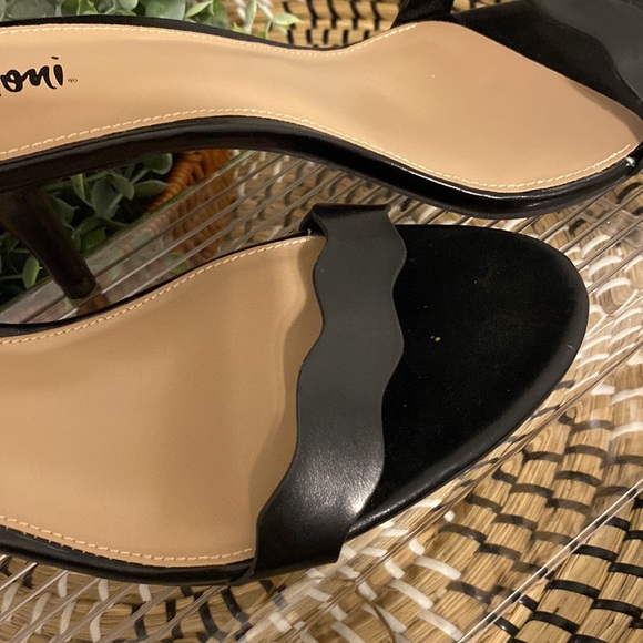 Women’s Black Scalloped Strappy Heels, Size 8.5, NWOT, never worn.  No defects - Picture 5 of 11